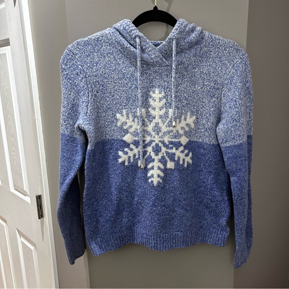 cupcakes & cashmere Sweaters - Cupcakes & Cashmere Blue Color Block Snowflake Sweater-XS